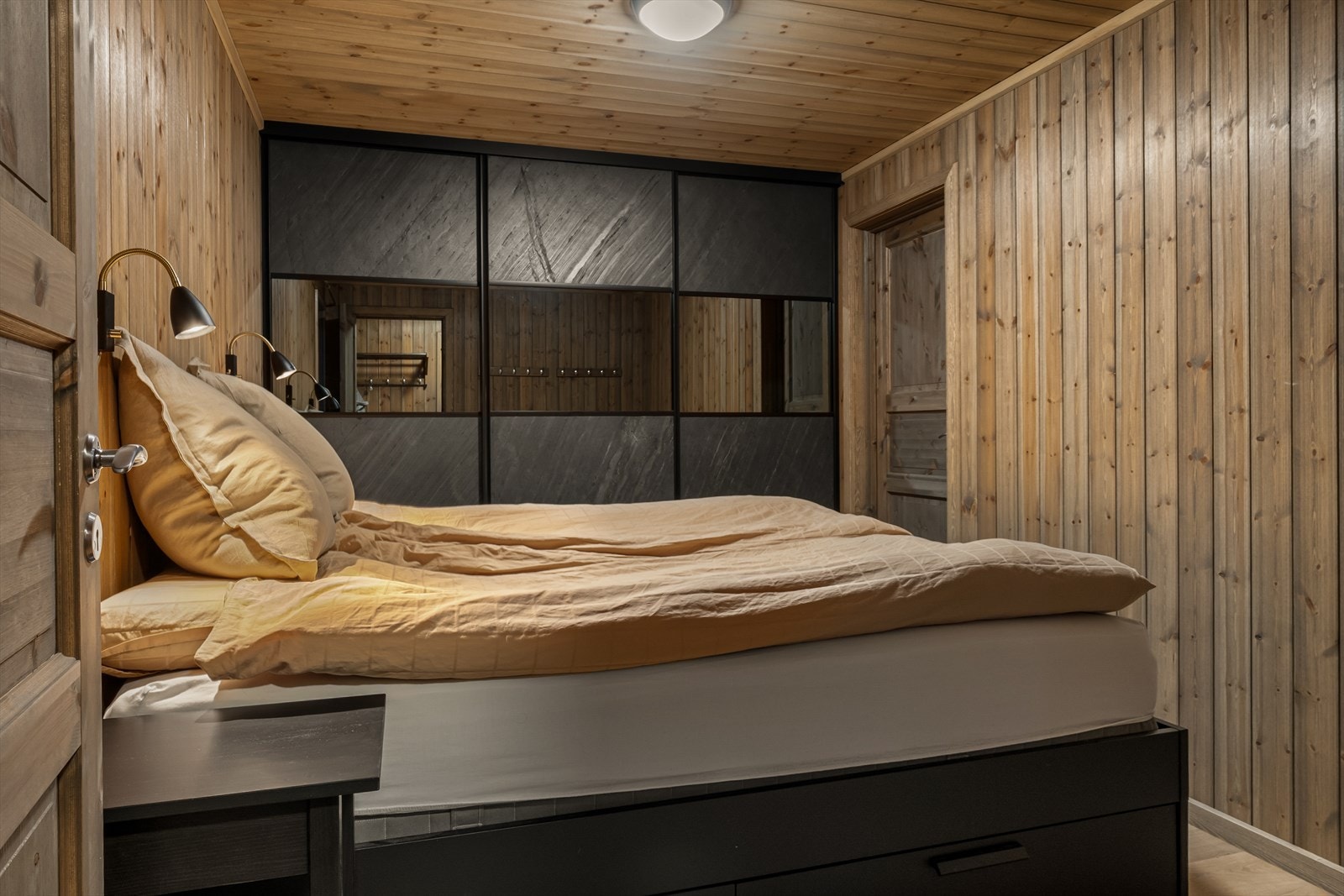 Hovedsoverom med god plass til dobbeltseng og skyvedørsgarderobe. Galleribilde