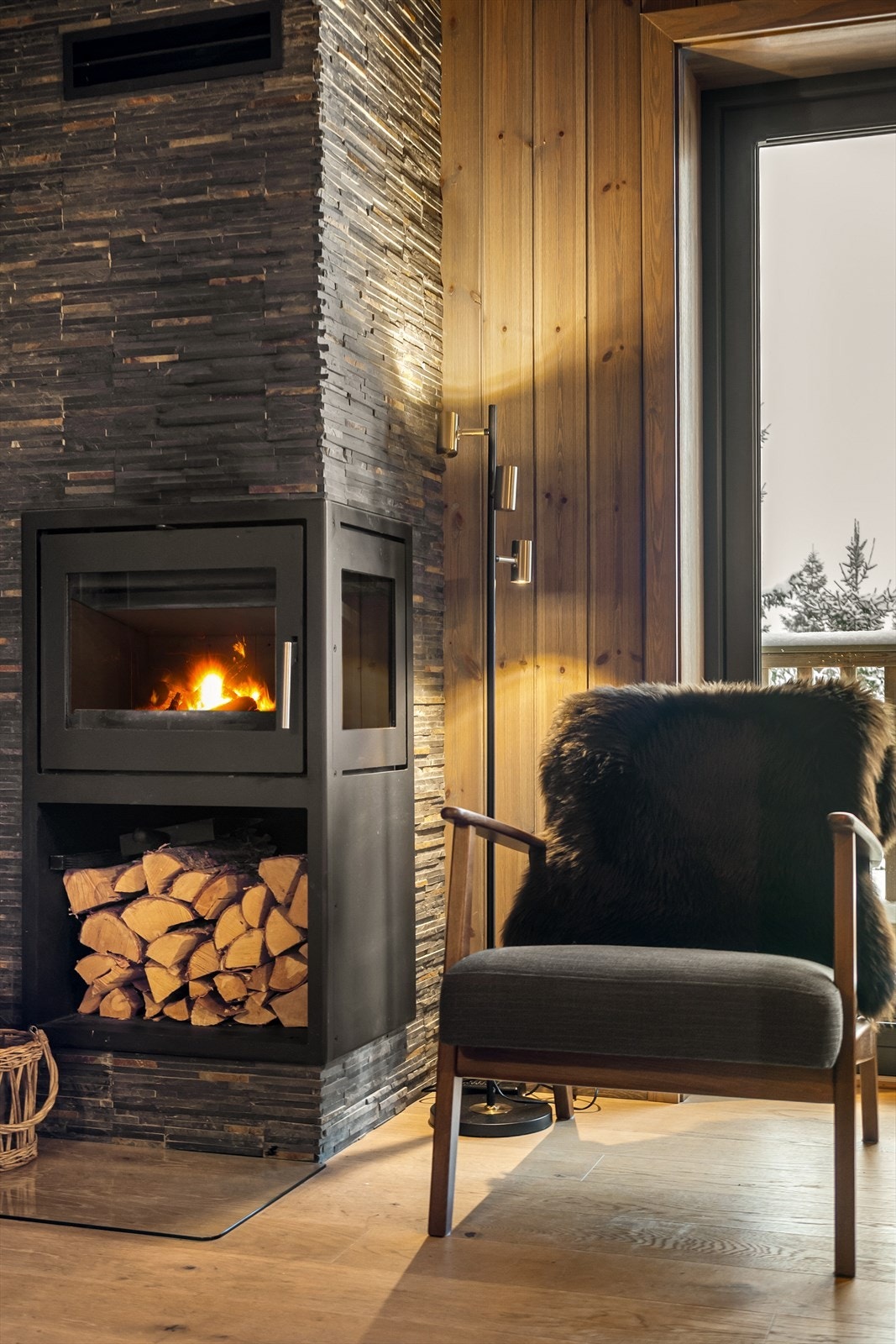 En lun og harmonisk stue med peisvarme. Galleribilde