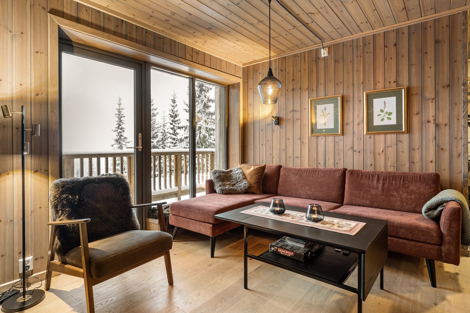 Innbydende sofasone med store vindusflater. Galleribilde