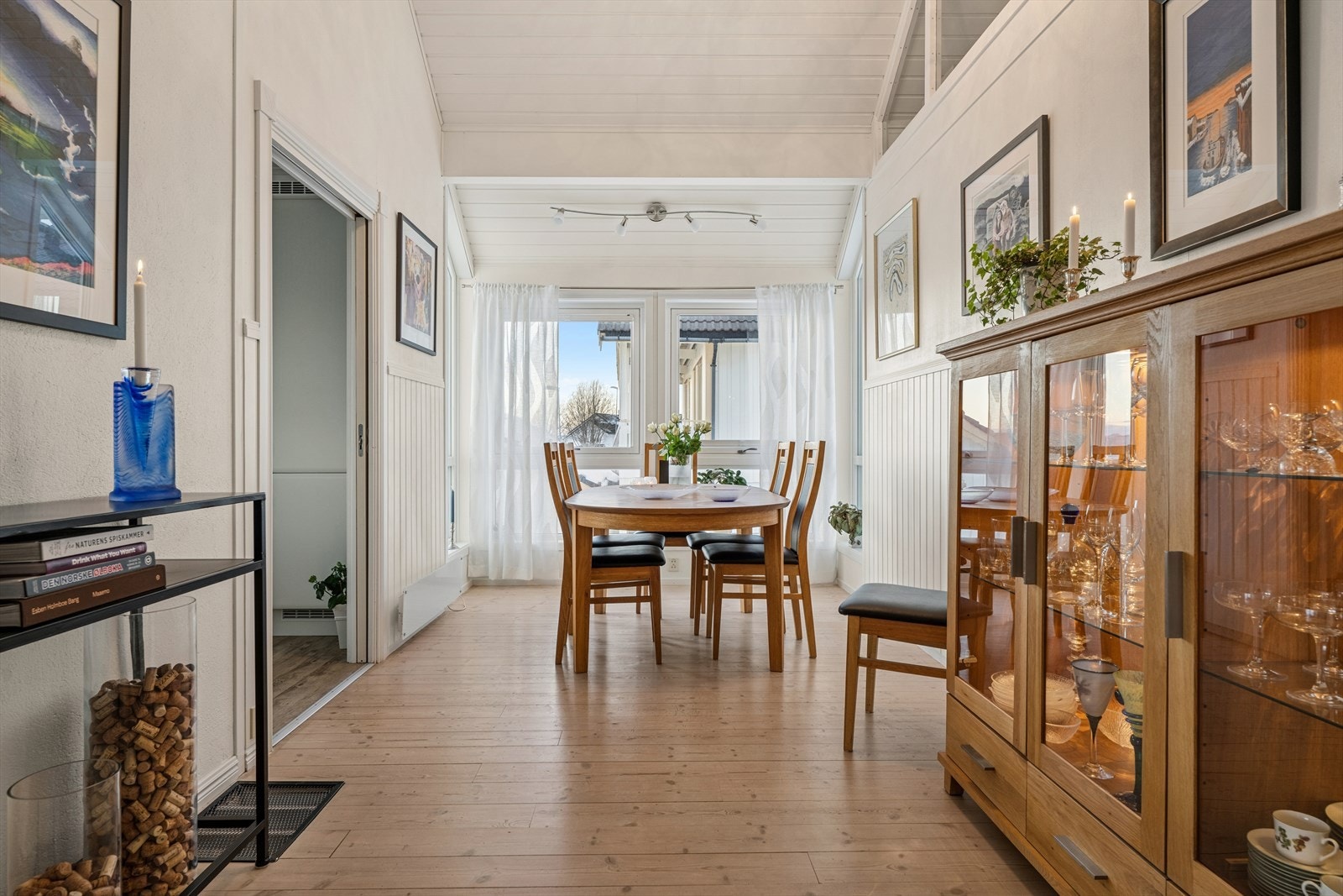 Spiseseksjonen har en naturlig plassering mot karnapp og mellom stue og kjøkken. Galleribilde