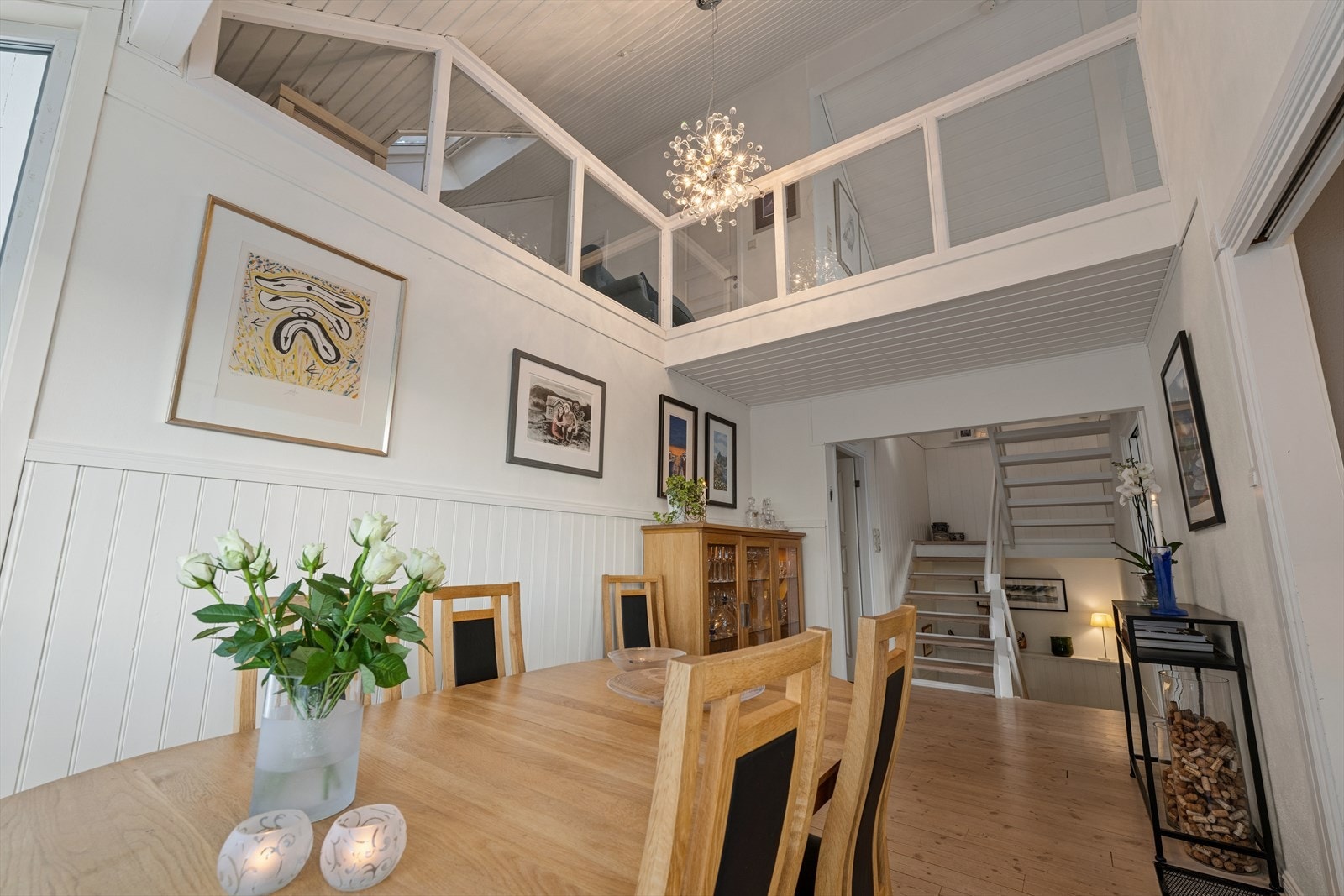 Åpen himling som gir en egen atmosfære til spiseseksjonen. Galleribilde