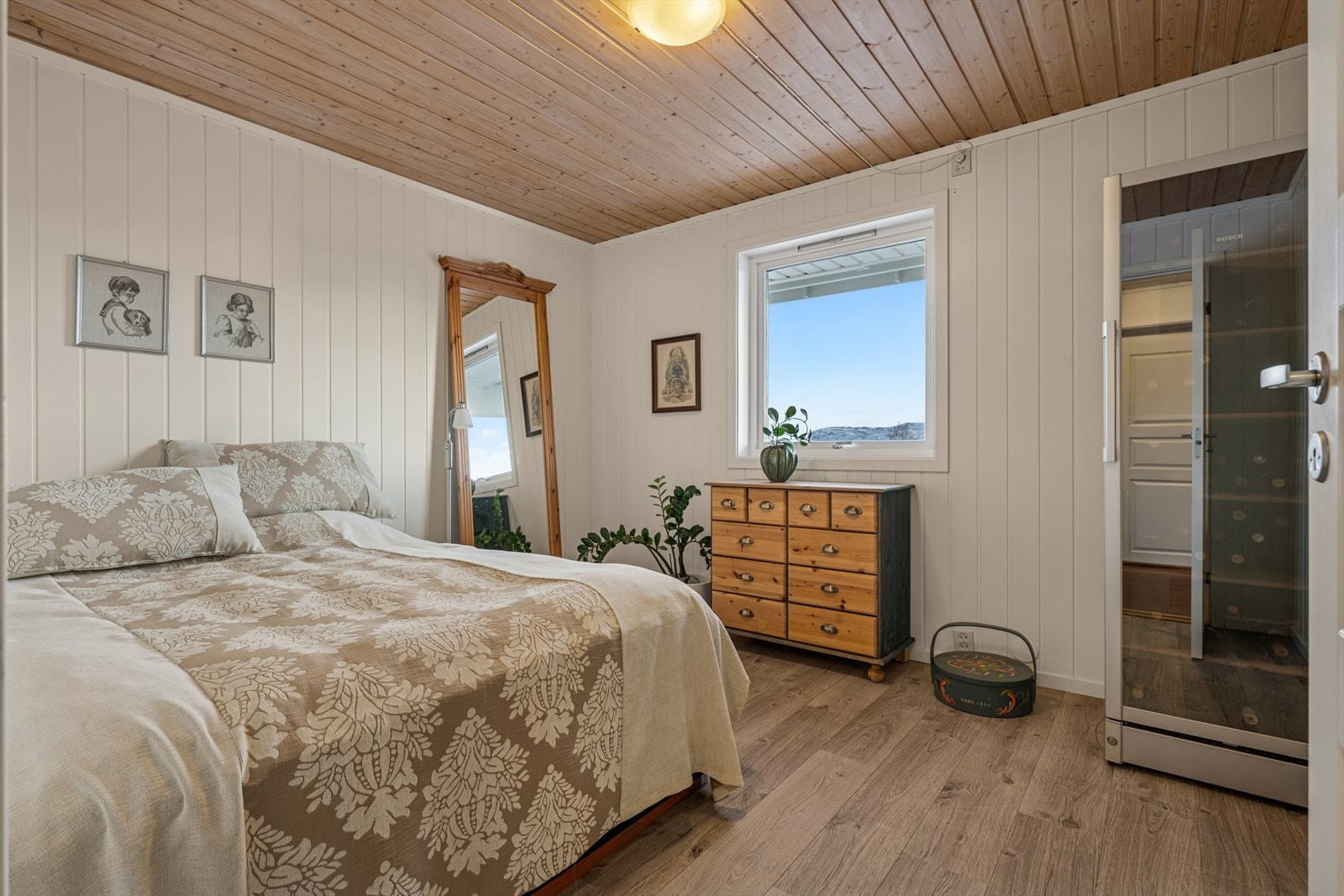 Soverom i underetasje av god størrelse. Laminat, varmekabler og nye veggplater utført i 2015. Galleribilde