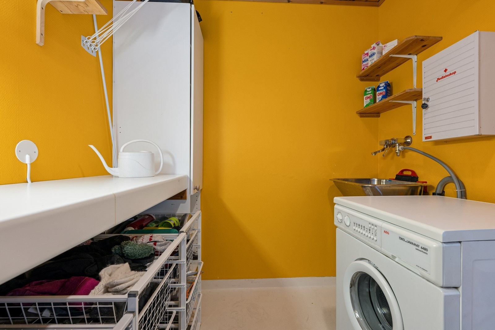 Praktisk og separat vaskerom vegg-i-vegg mot badet. Galleribilde