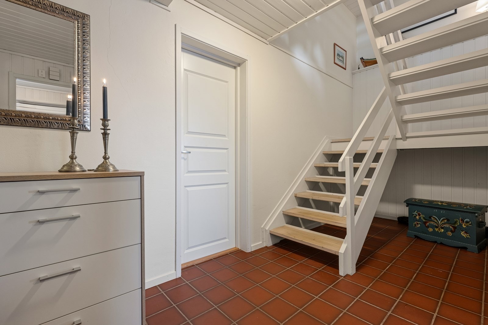 Romslig gangparti med varmekabler på gulv. Galleribilde