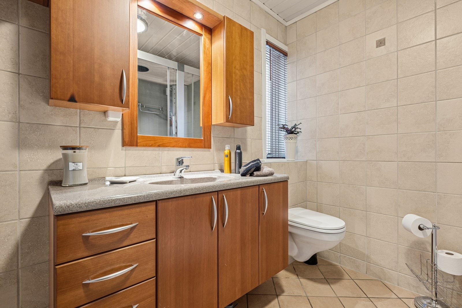 Hovedbadet ligger i 1. etasje og har fine overflater med et "varmt" inntrykk. Galleribilde