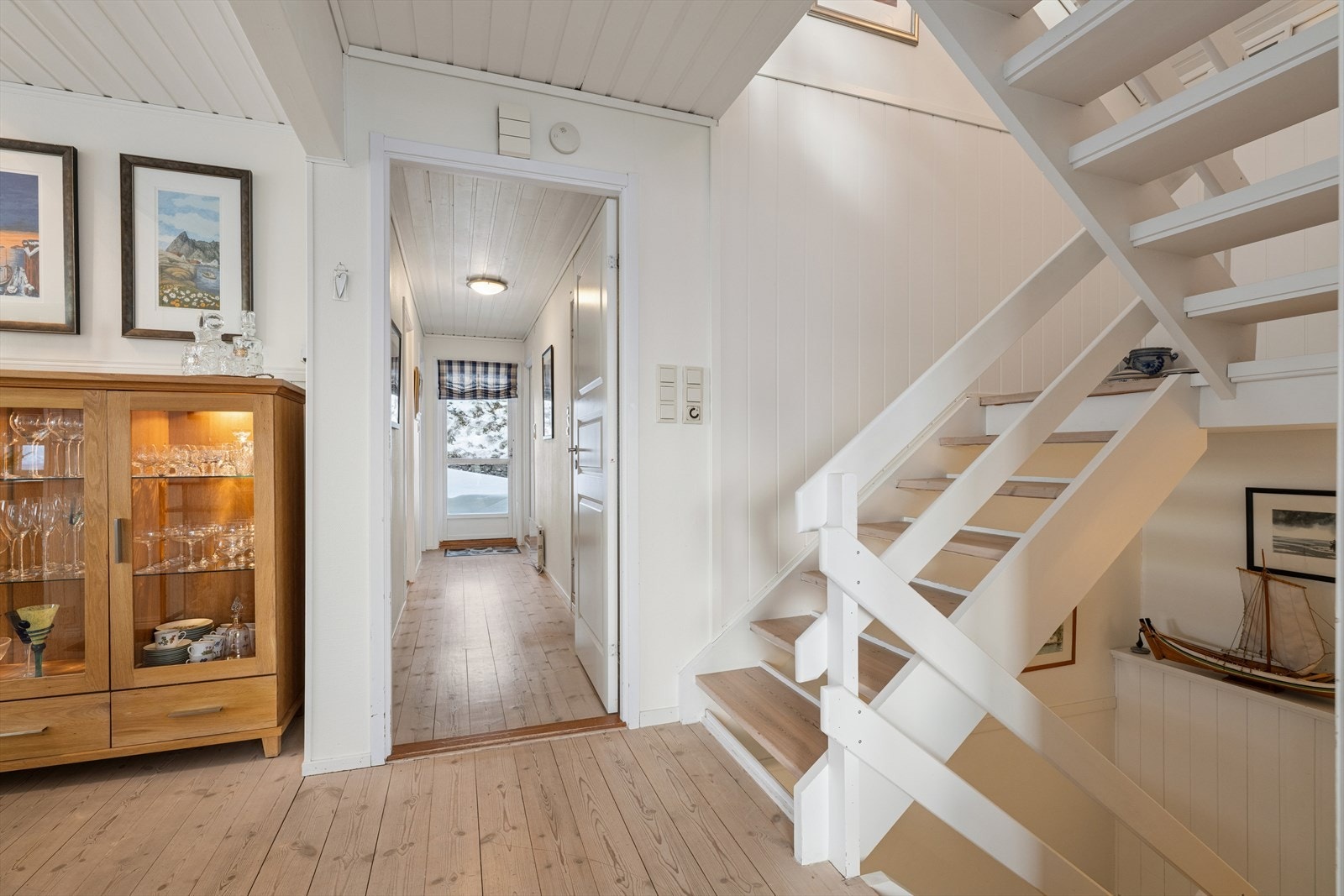 Utgangen til hagen kan sees i enden av gangen. Galleribilde