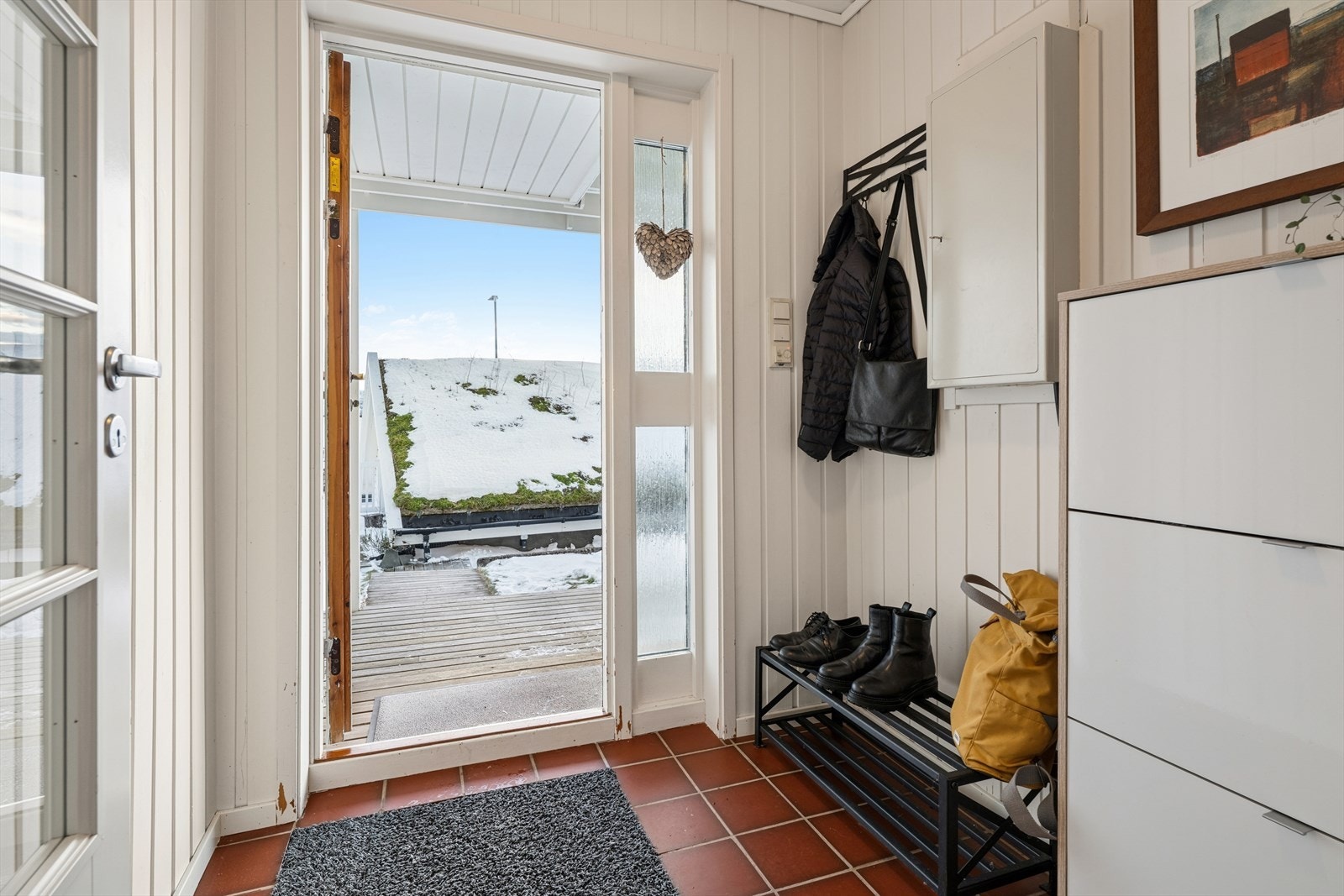 Innbydende entré med fliser på gulv. Galleribilde