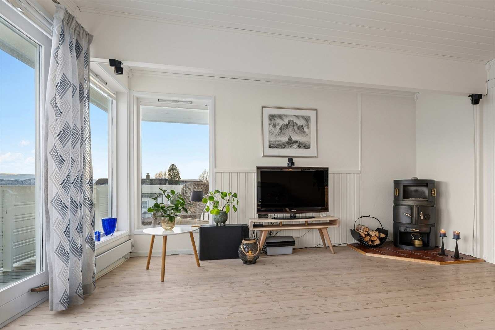 Boligen varmes opp av vedovn og elektrisk oppvarming. Galleribilde