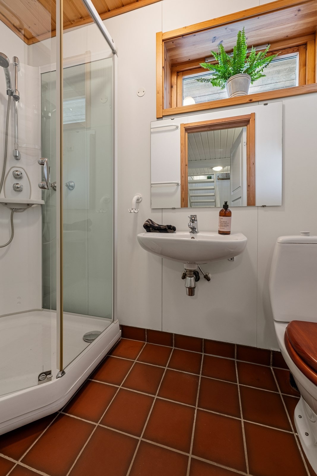 Bad 2 like ved utgangsparti med toalett og dusjkabinett. Galleribilde