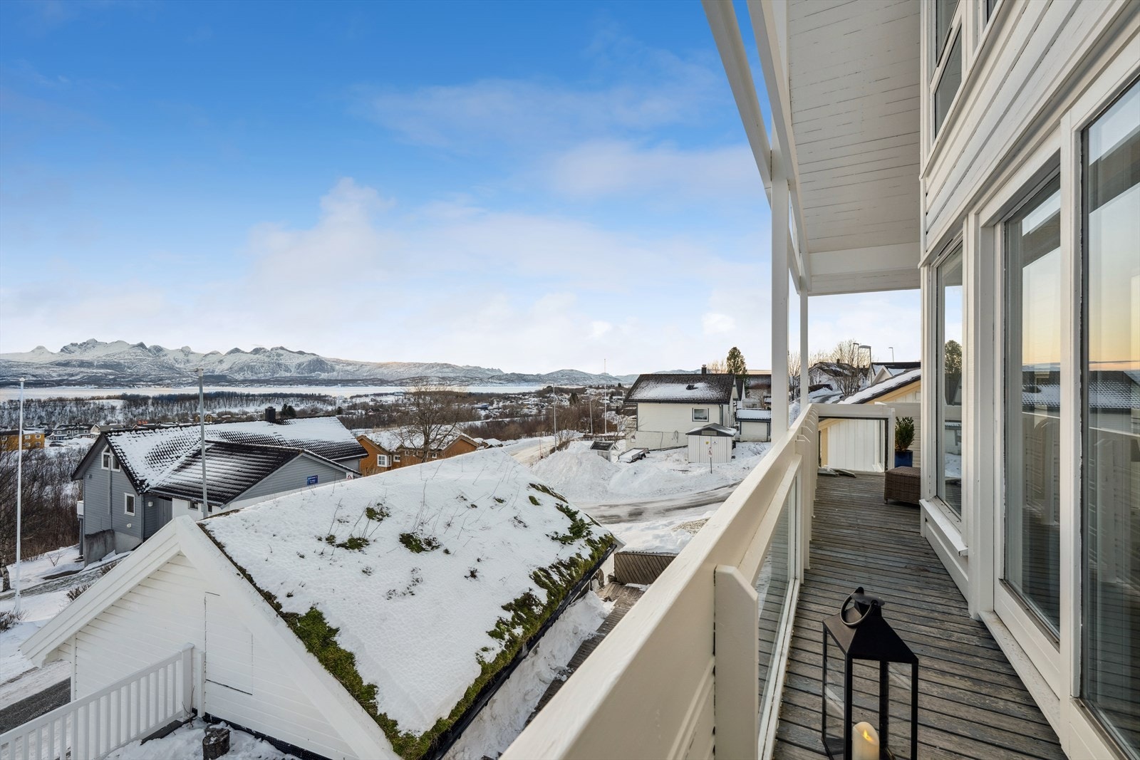 Fra stuen er det utgang til en solrik veranda vendt mot sør og vest. Galleribilde