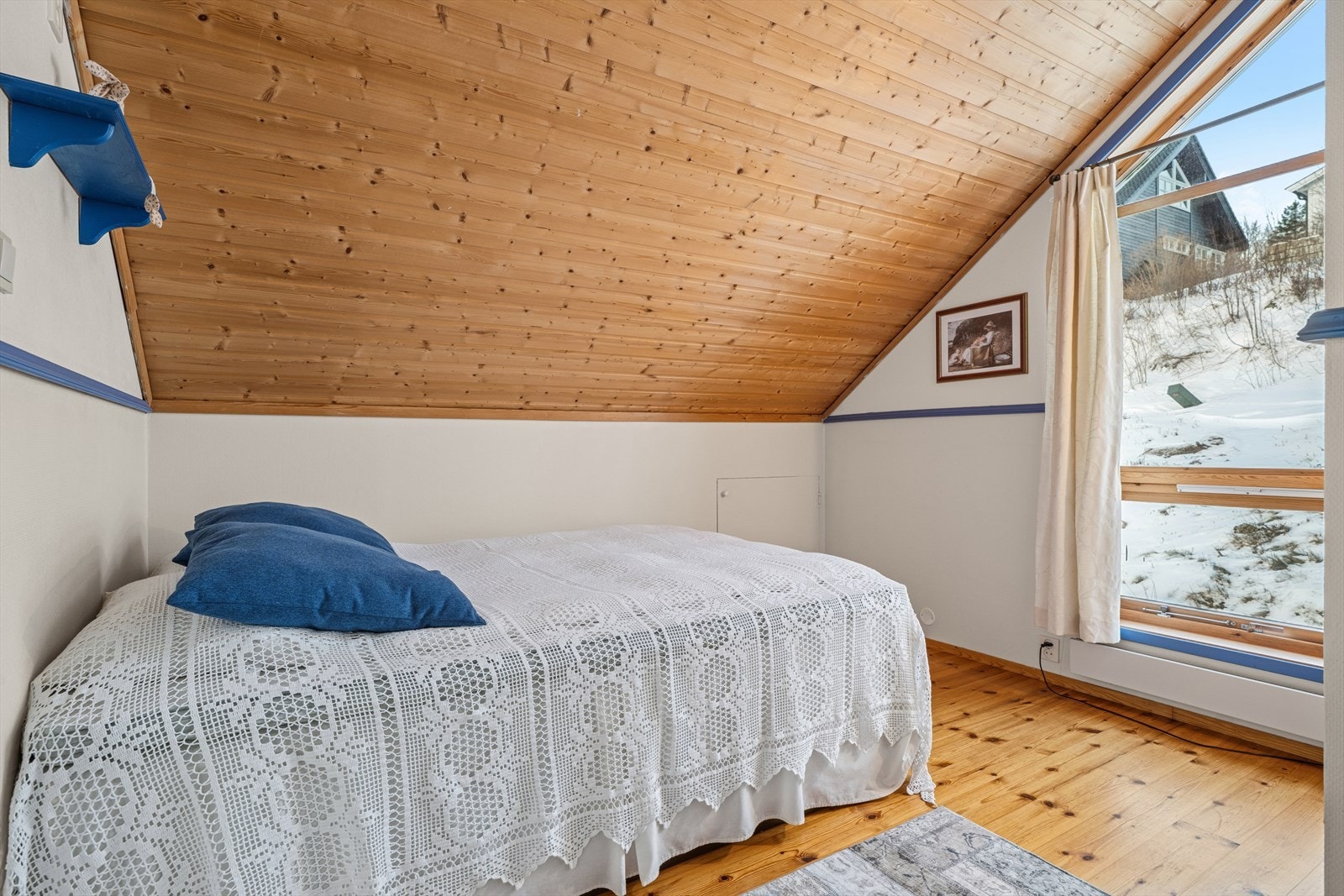 Soverommet er godkjent som to separate. Dersom man ønsker, kan man oppføre en lettvegg for å skape et par soverom. Galleribilde