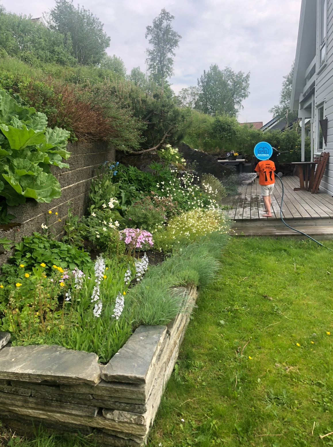 Her er det opparbeidet et fint uteområde og tilgang til hagen. Galleribilde