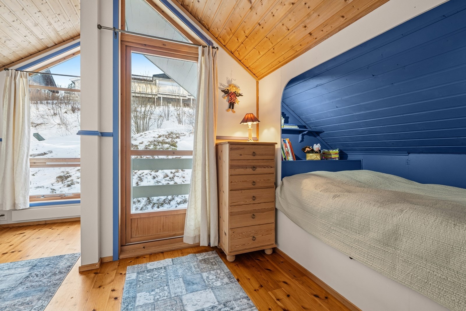 Stort soverom på loft med utgang til egen balkong. Galleribilde