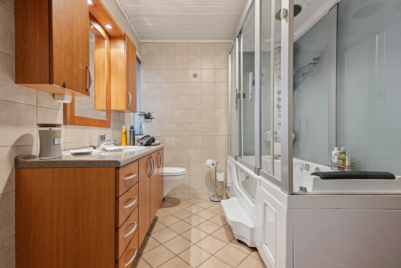 Baderommet ble totalrenovert av fagkyndige i 2016. Galleribilde