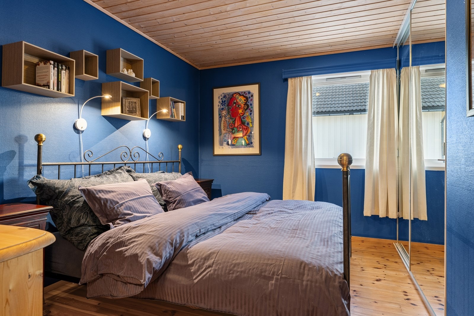 Soverom 1 av god størrelse med plassbygget garderobeskap. Galleribilde