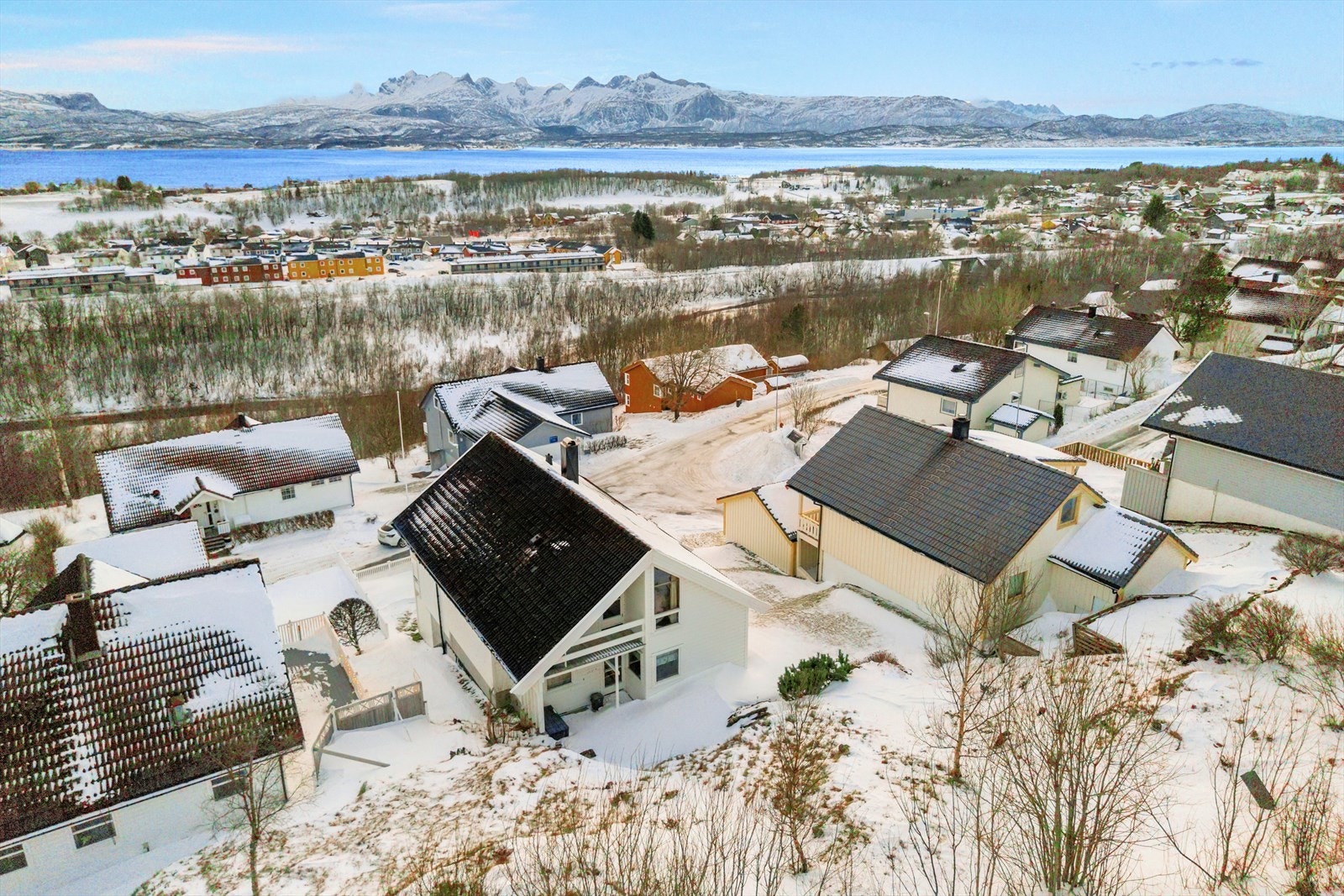 En fantastisk familiebolig beliggende godt til i etablert boligfelt med nærhet til det meste en trenger. Galleribilde