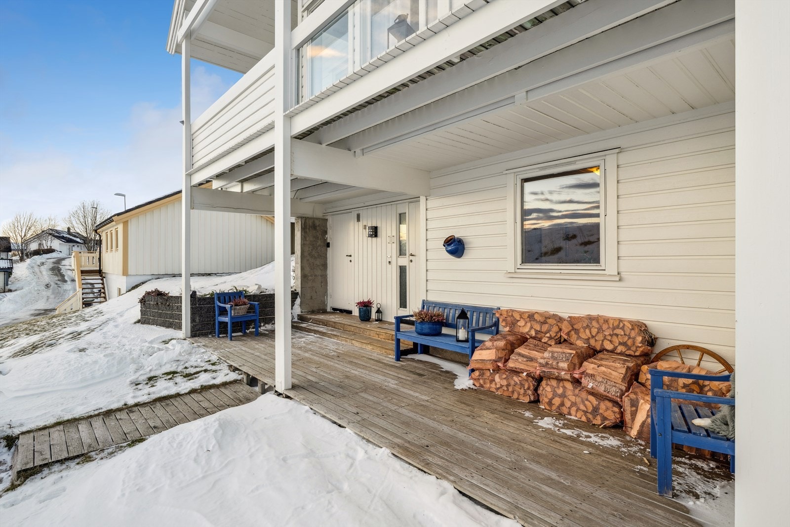 Huset og garasje ble i 2022 malt utvendig med to strøk, av fagkyndige. Galleribilde