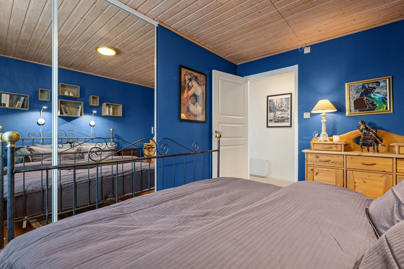 Soverommet har umiddelbar nærhet til badet. Galleribilde