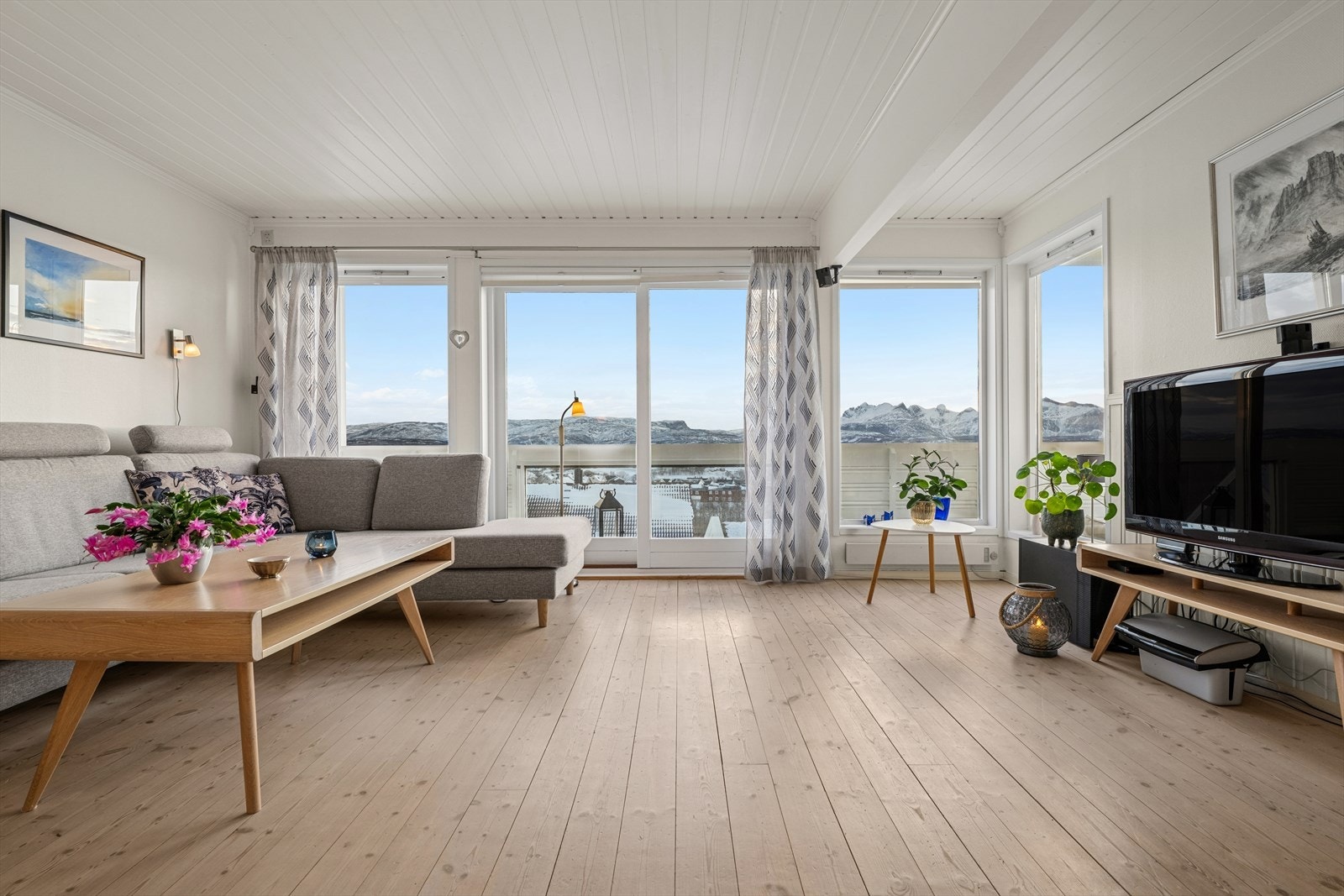 Boligen har godt utnyttet romfordeling hvor man har flere stuer og sosiale soner. Galleribilde