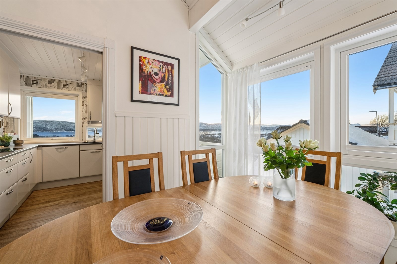 En ypperlig plassering med mye lys og utsikt. Vinduene i karnappen er byttet gjennom årene. Vinduene på siden ble skiftet i 2021. Galleribilde