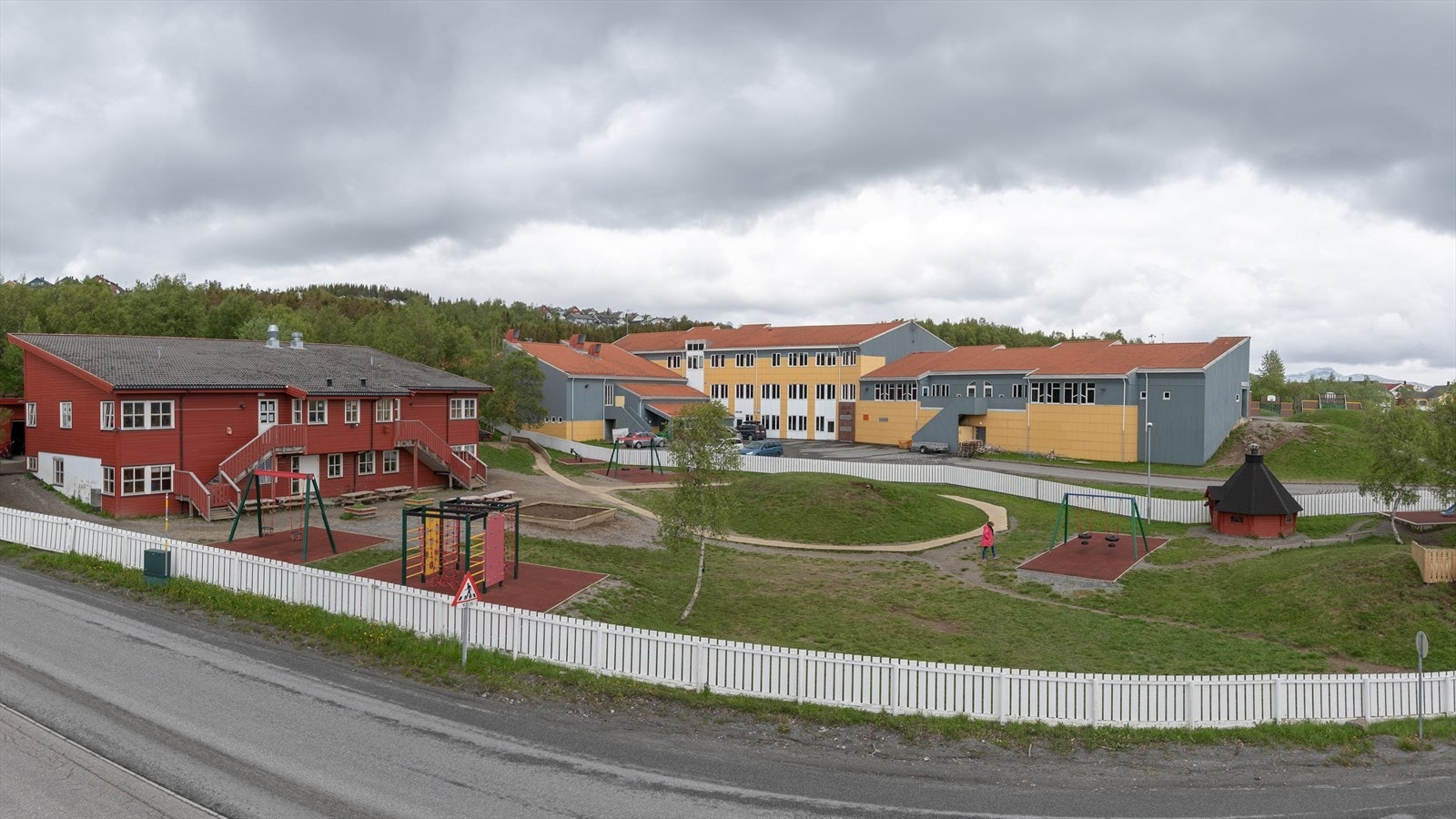 Kort og trygg vei til Mørkvedmarka skole. Det er også flere barnehager i området, slik som Mørkvedmarka Barnehage sett til venstre. Galleribilde