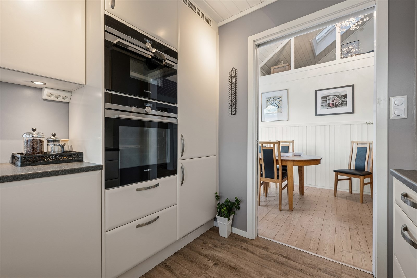 Integrerte hvitevarer som komfyr, dampovn, kjøle- og fryseskap, samt platetopp medfølger handelen. Galleribilde