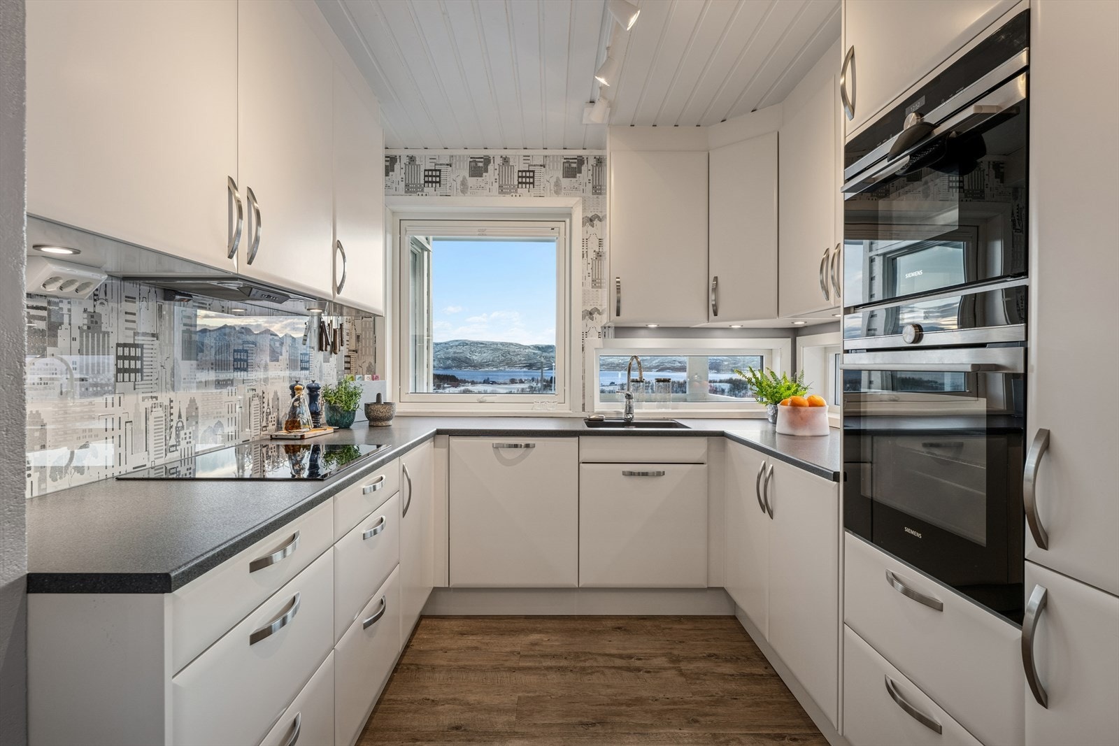 Kjøkkenet er av flott utførelse totalrenovert i 2017, levert av Sigdal. Galleribilde