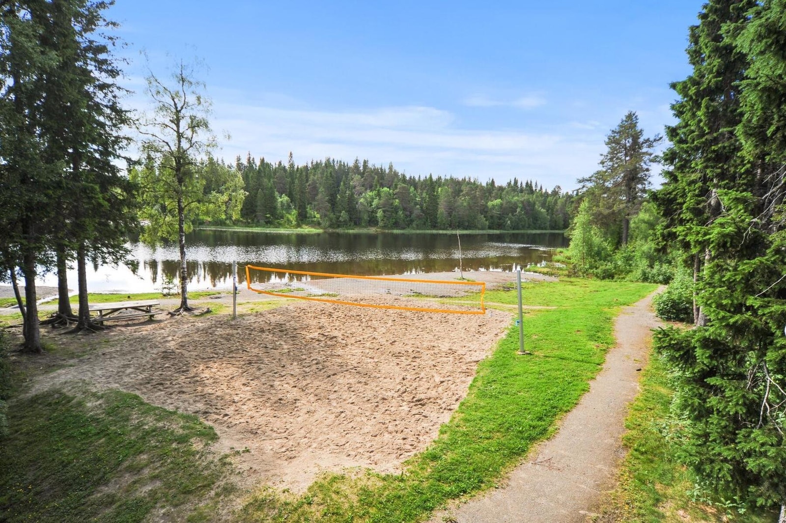 Nærhet til Bymarka med helårs turterreng, samt bade- og fiskemuligheter. Galleribilde