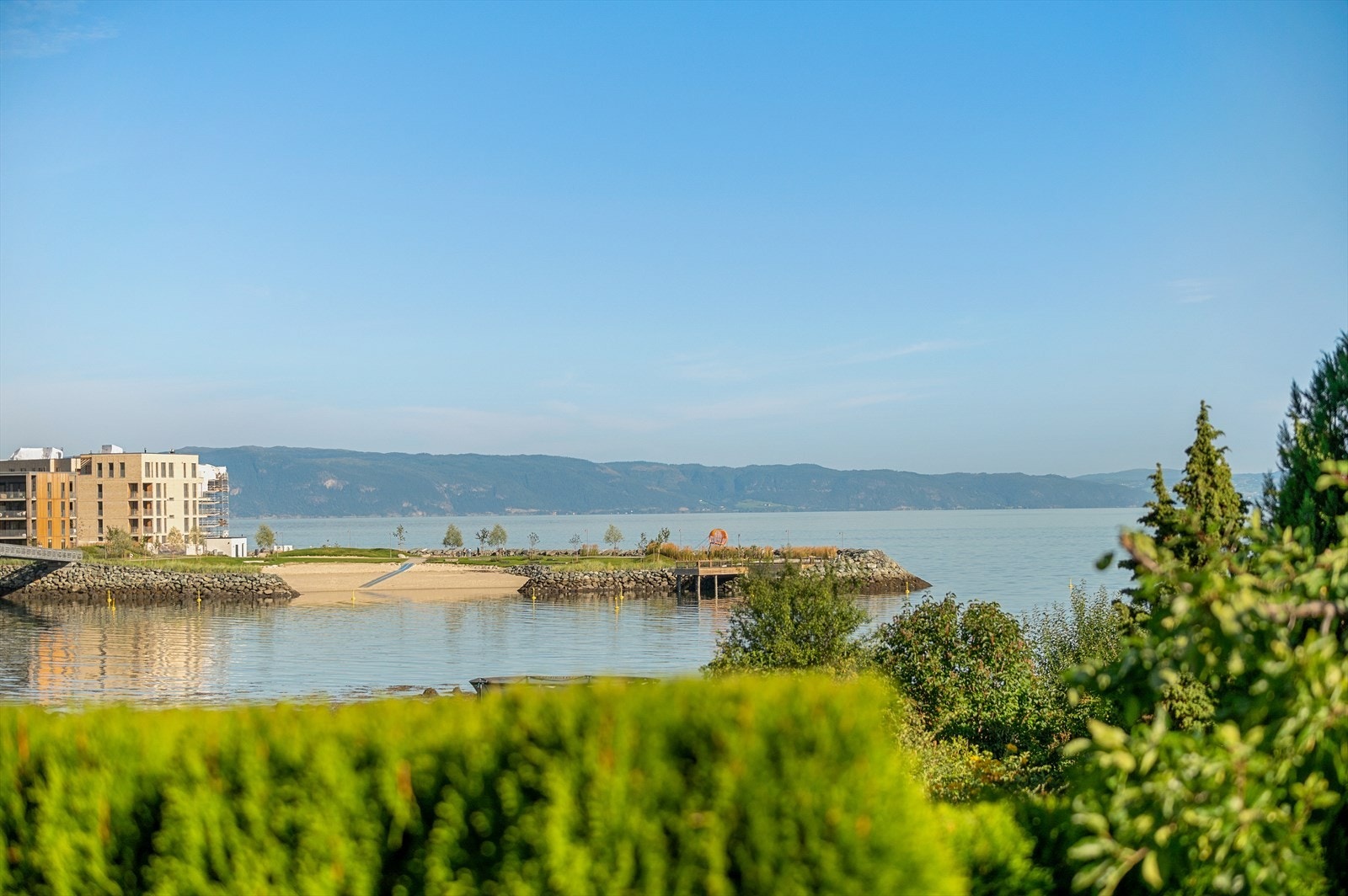 Nærområdet er perfekt for den turglade og småbarnsfamilien med "nystranda", Ranheimsrunden, Flipper og et stort utvalg lekeplasser i umiddelbar nærhet til eiendommen. Man kan gå til Ranheimsskolen i tilnærmet trafikkfrie omgivelser. Galleribilde