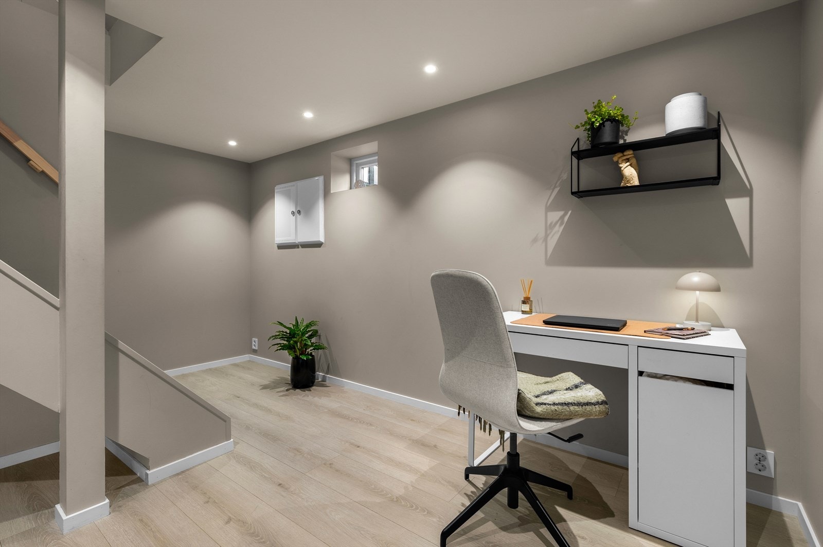 Kjelleretasjen ble innredet i 2023 av firma. Kjelleren gir høy bruksverdi med soverom, kjellerstue og stort vaskerom/ bad 2. Galleribilde