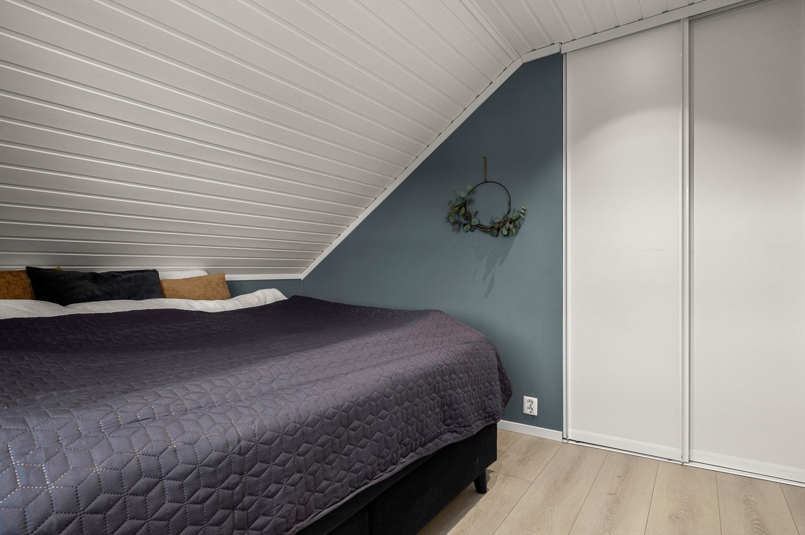 Soverommet har lagringsplass i skyvedørsgarderobe. Galleribilde