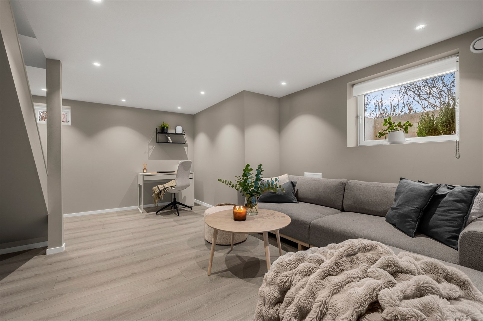 Kjellerstuen er 19,2 kvm. og har gulvvarme. Bruksendring for hele kjelleretasjen er godkjent hos Trondheim kommune, byggesak, og det er anmodet om ferdigattest for tiltaket. Galleribilde