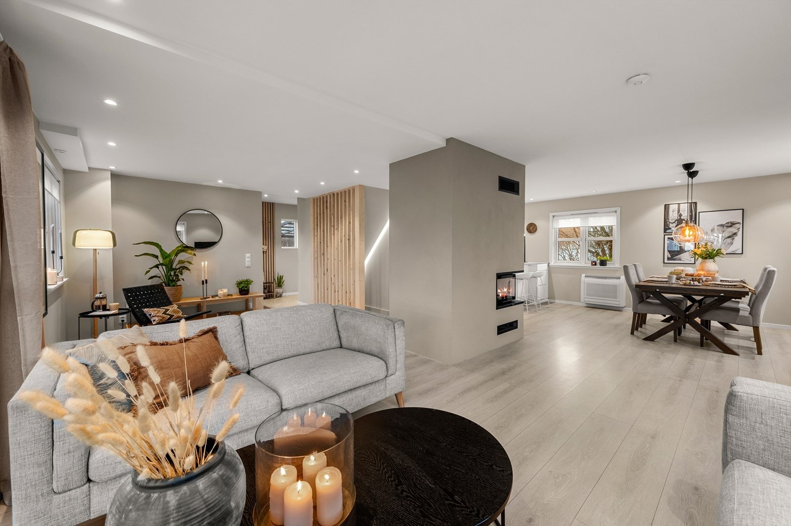 Oppholdsrommene er ca 50 kvm. med god plass til så stort spisebord man ønsker og salong. Tidløse fargevalg, Elko+ designbrytere, dimmere -og kontakter gir en god finish i boligen. Galleribilde