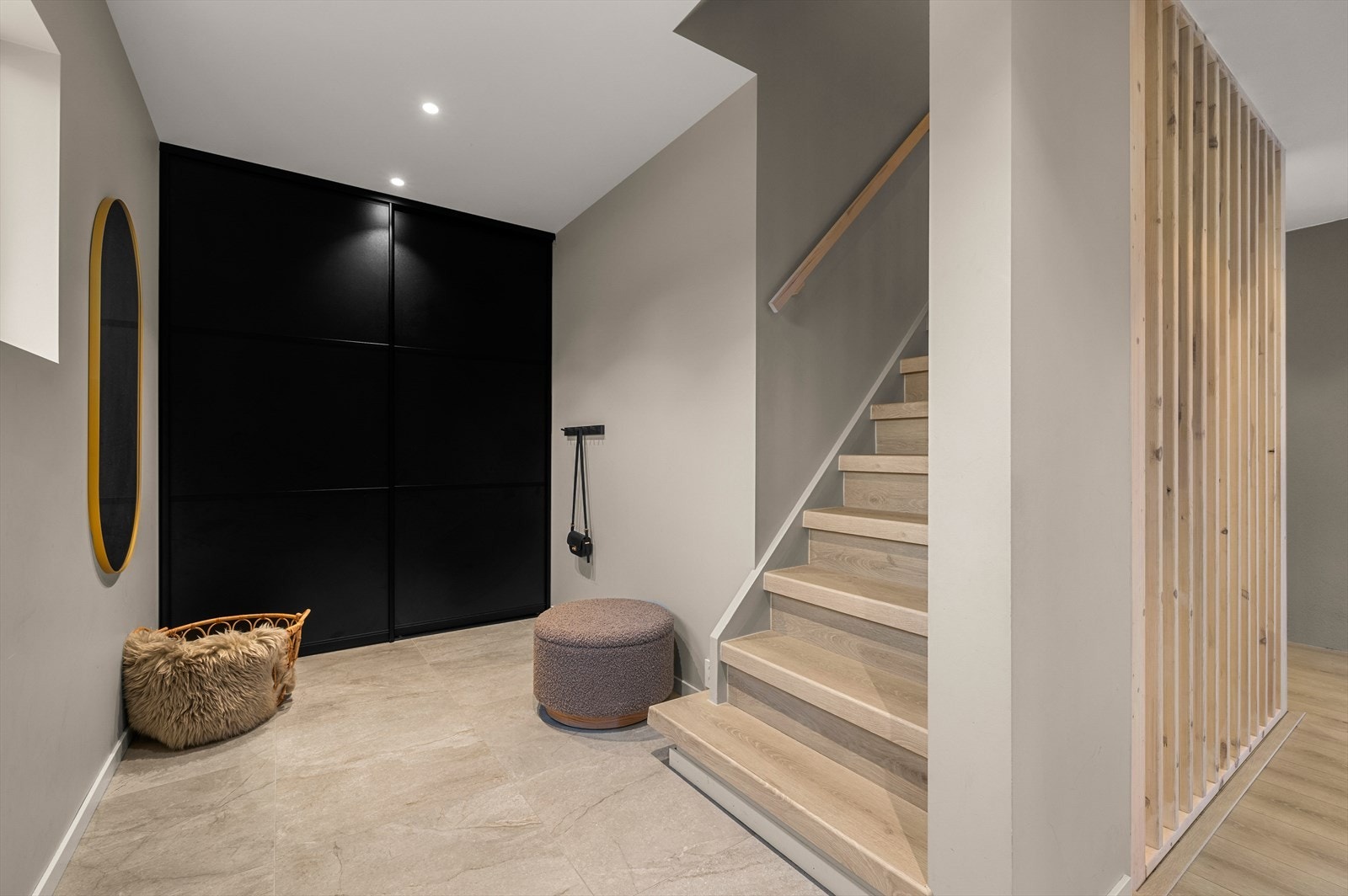 Entrèen er 10,2 kvm. og har garderobeskap, varmekabler og flis på gulv. Galleribilde