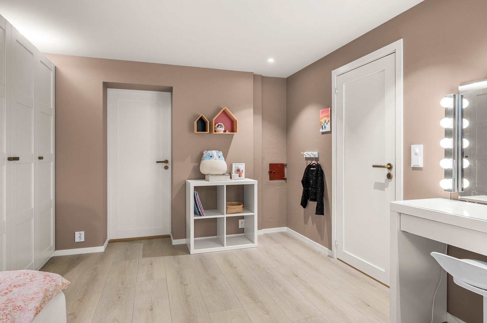 Godt med lagringsplass i klesskap og i tilliggende bod. Galleribilde