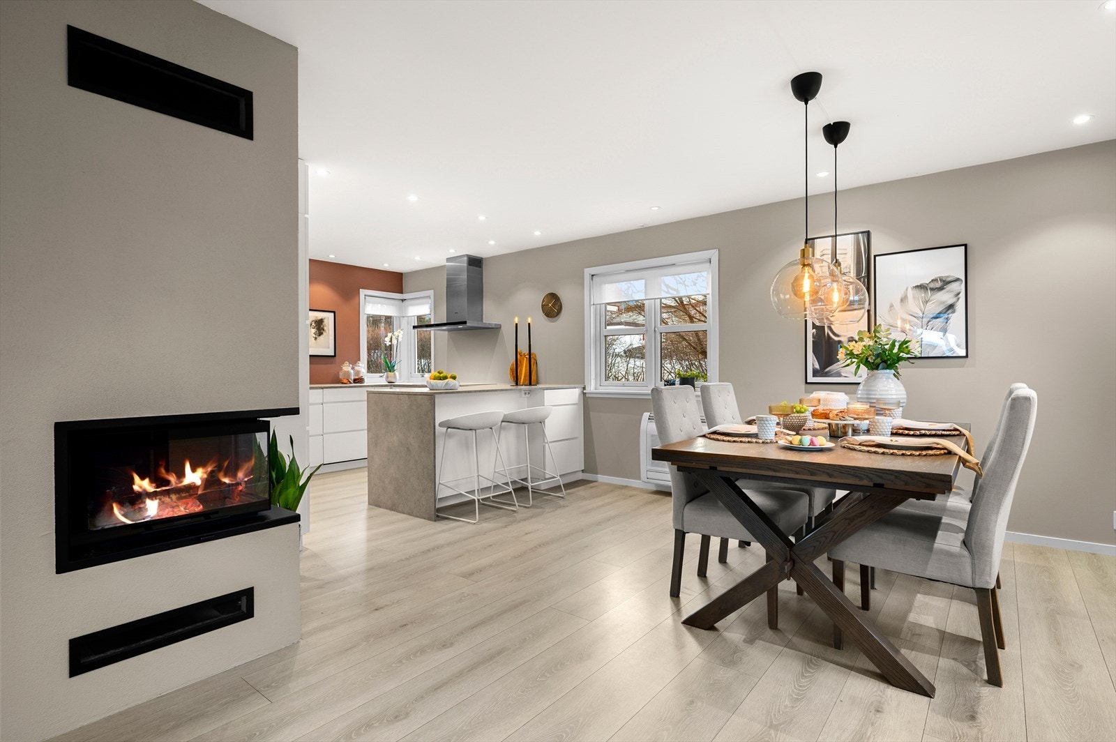 Boligen varmes opp av gulvvarme, varmepumpe og peis. Gulvvarme gir en lun varme og kan justeres for nattsenking på termostatene. Galleribilde