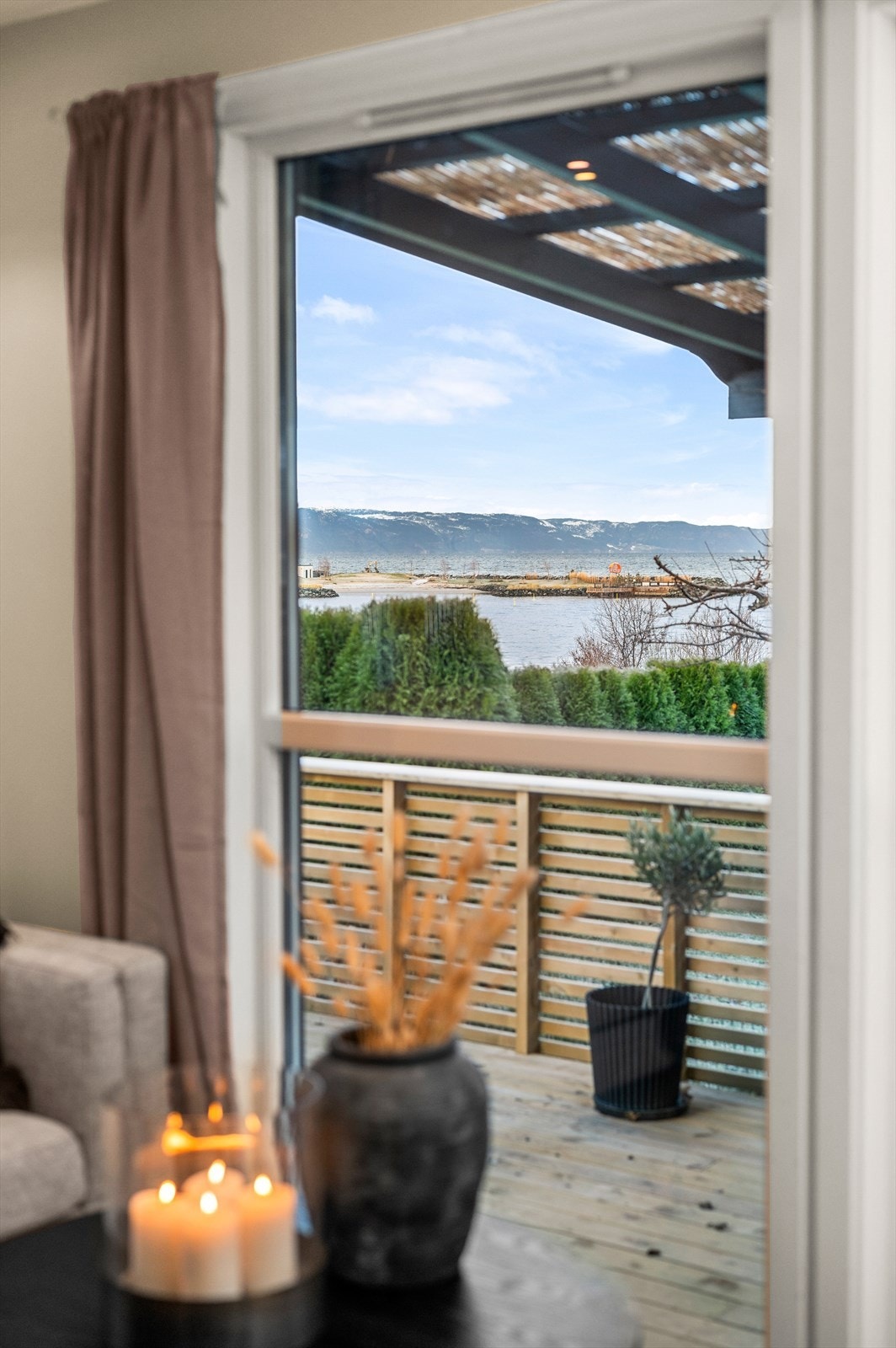 Oppholdsrommene preges av gjennomlys, utsikt mot fjorden og ingen innsyn fra omliggende bebyggelse. Galleribilde