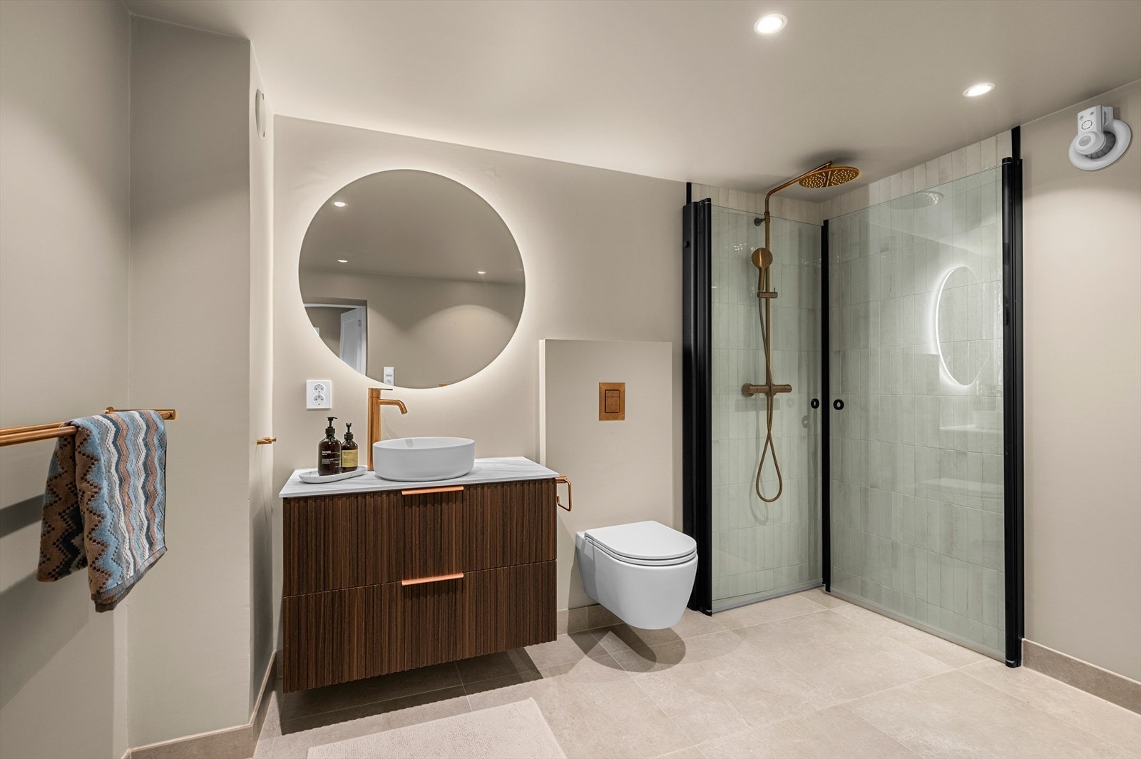 Lekkert bad/ vaskerom i kjeller fra 2023. Badet er 9,6 kvm. og har varmekabler, opplegg for vaskemaskin og tørketrommel og dusjhjørne med innfellbare dusjdører. Galleribilde