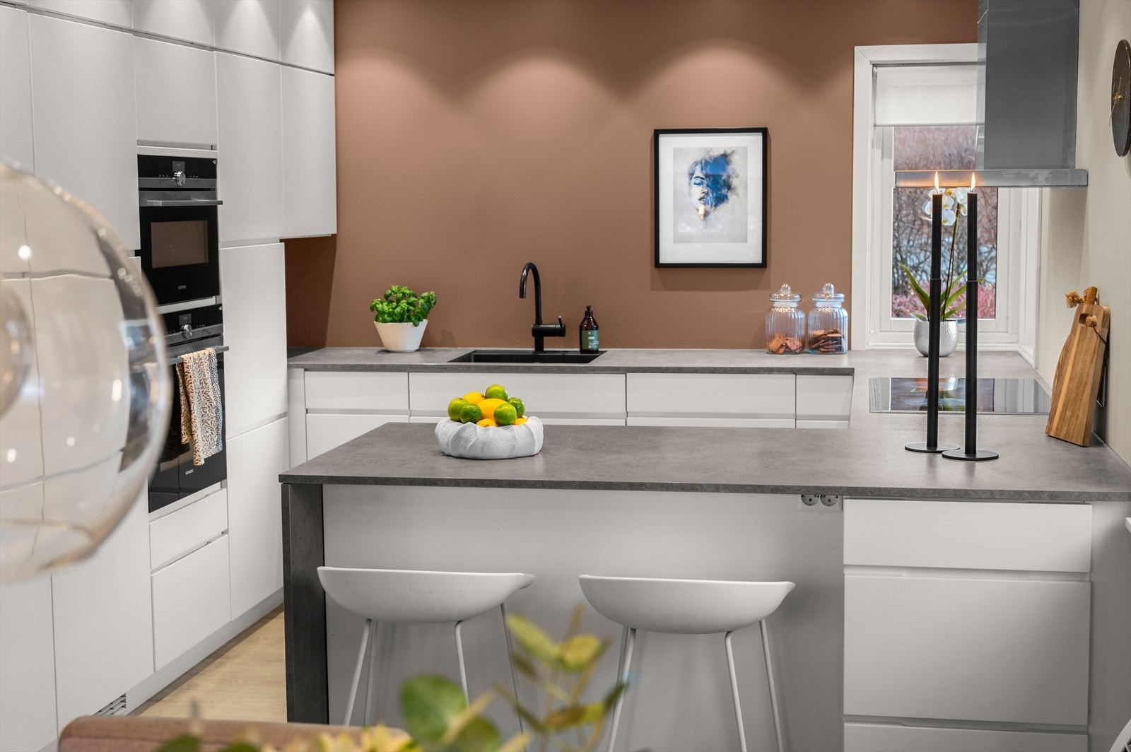 Kjøkken fra KVIK med hvitevarer fra Studioline-serien til Siemens. Her er det integrert kjøleskap, fulldampovn med sous vide-funksjon, stekeovn med mikrobølgeovn og svært romslig oppvaskmaskin. Benkeplate i høytrykkslaminat og steketopp. Galleribilde