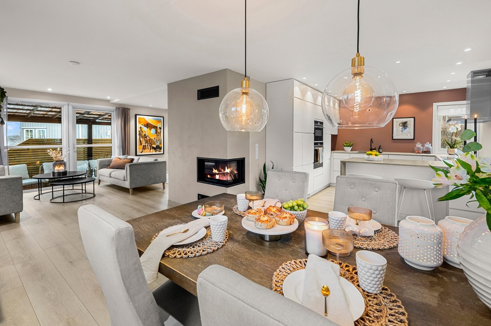 Boligen er påkostet av dagens eiere med nytt elektrisk opplegg, nytt røropplegg, nytt kjøkken og nye overflater i stort sett hele boligen. Innflyttingsklar standard med varme i gulv, kjøkken fra KVIK, rentbrennende peis og utstrakt bruk av spotbelysning. Galleribilde