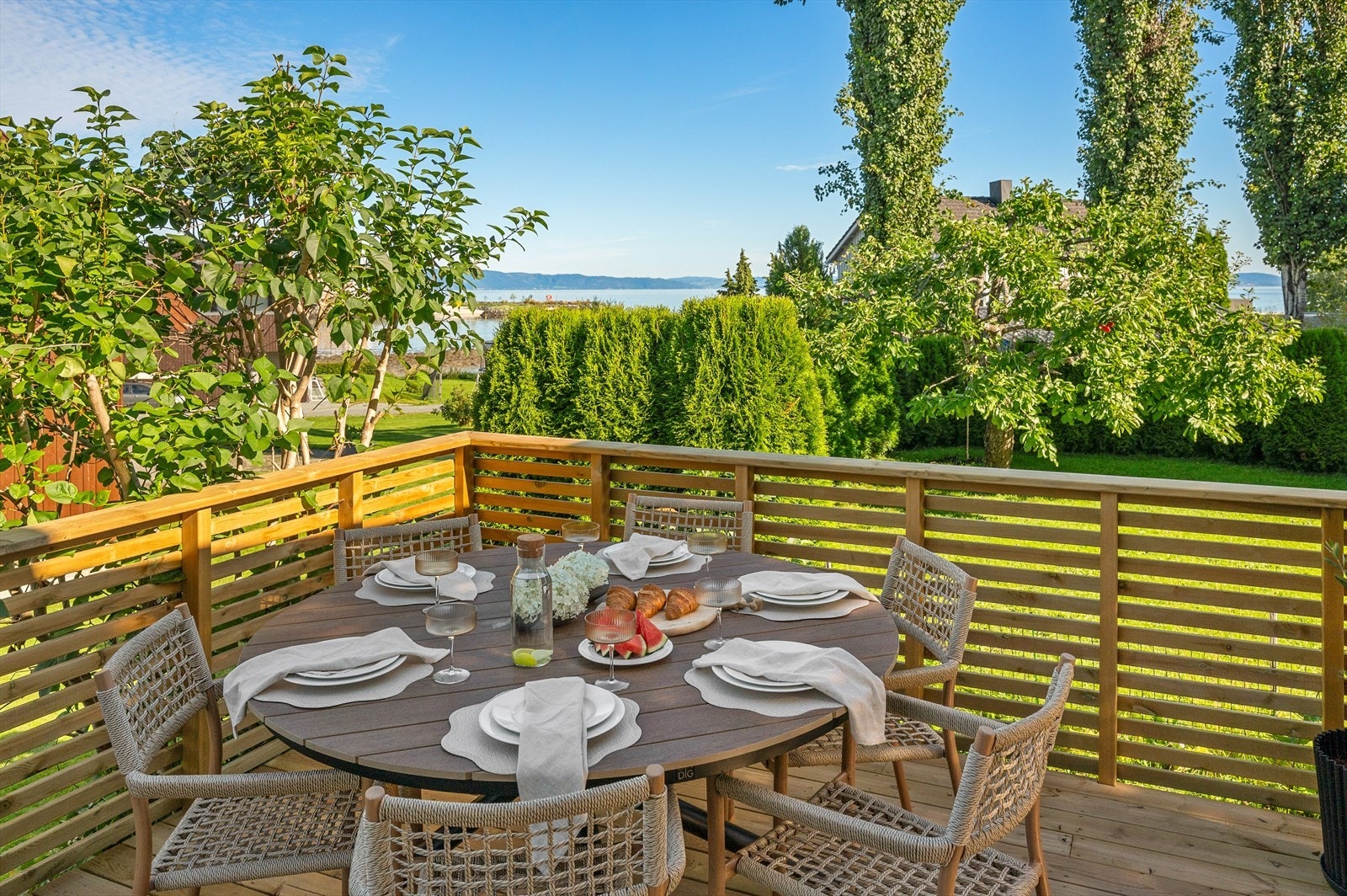 Boligen ligger fint til i feltet med utsyn mot fjorden og ny-stranda på Marinaen som er svært populær blant beboerne på Ranheim. Galleribilde