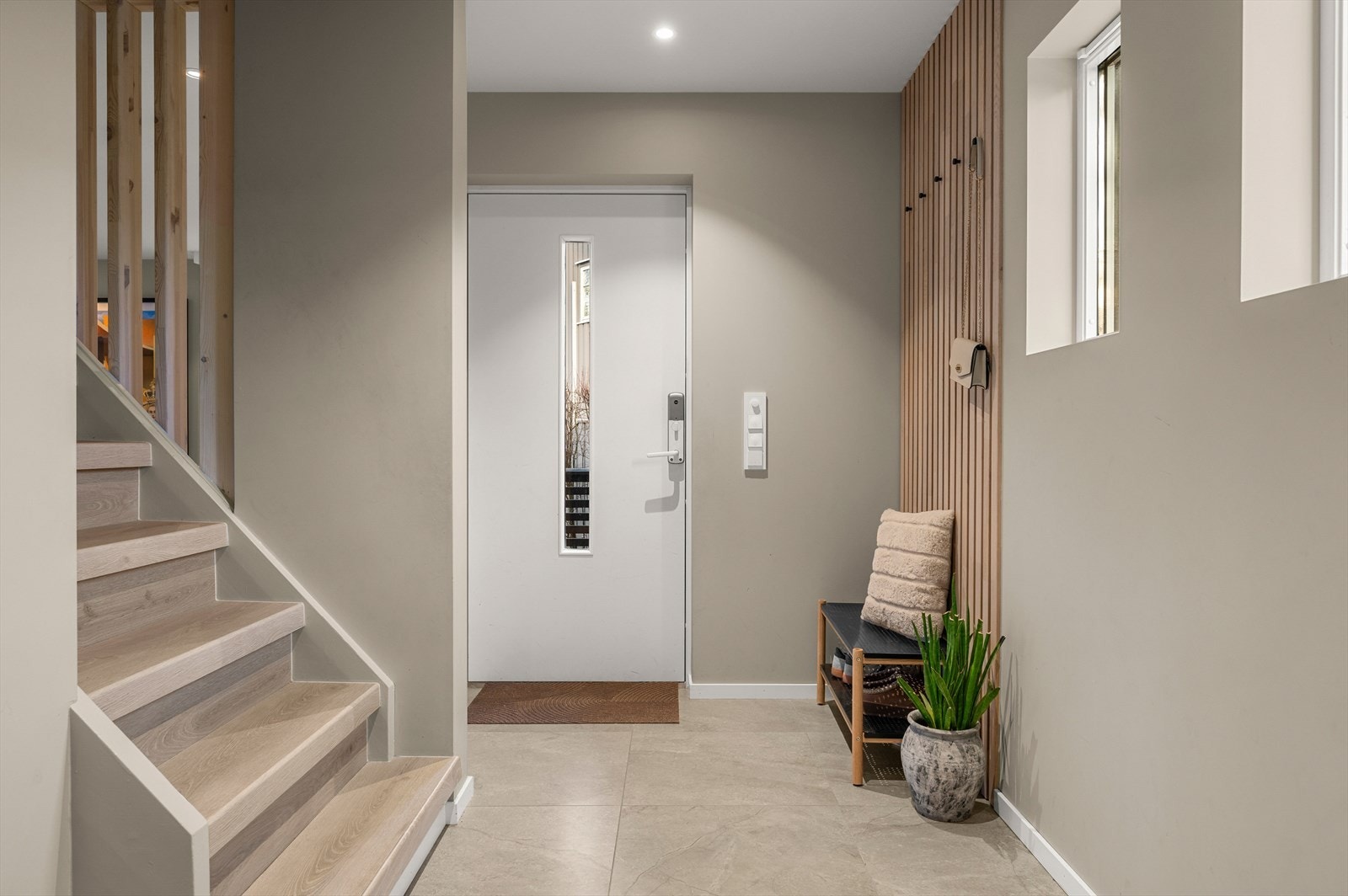 Inngangen er også omgjort og pusset opp i 2023 med varmekabler i gulv, nytt elektrisk og nye overflater. Galleribilde