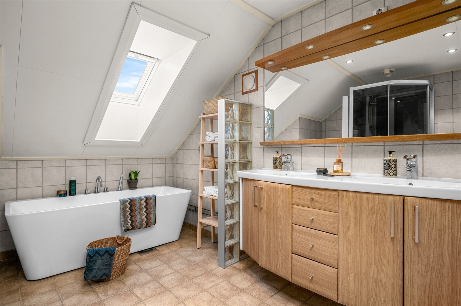 Badet er 7 kvm. og har varmekabler i gulv. Dusjkabinett og badekar på samme rom er praktisk for barnefamilien. Galleribilde