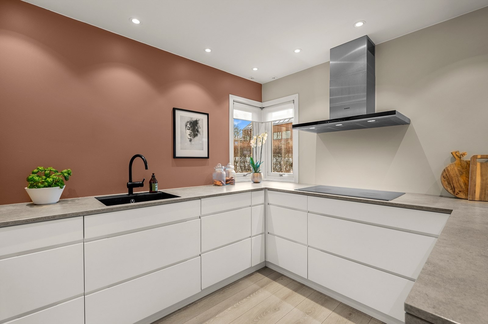 Merk XL skuffer fra KVIK under platetopp. Komfyrhette fra Siemens og nedfelt vask i benkeplaten. Galleribilde