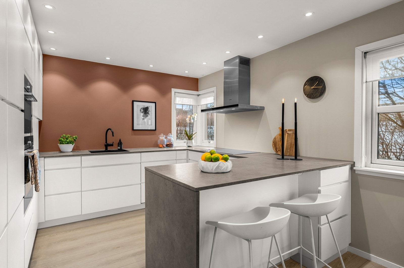 Kjøkkenet har svært god lagringsplass med hjørneskap med karusell, skuff-i-skuff og halvøy med stikkontakter. Spotbelysning i tak og slette overflater på vegg og i tak. Galleribilde