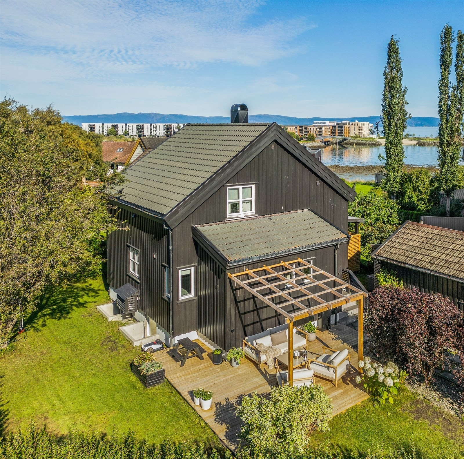 Fantastisk beliggenhet ved fjorden gir mange hverdagsmuligheter i alle årstider. Galleribilde
