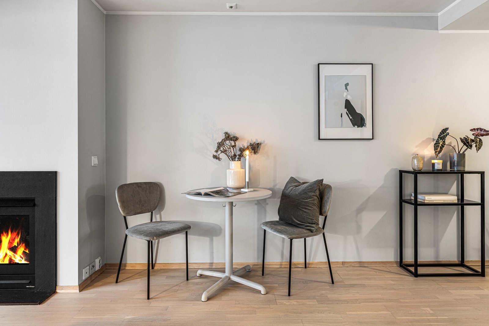 Rommet har parkett på gulv og lysegråmalte vegger. Galleribilde