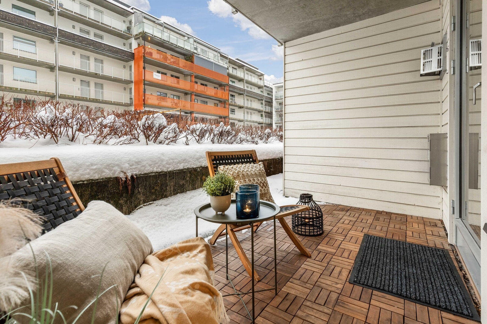 Leiligheten har en hyggelig, overbygd terrasse belagt med treheller, med et areal på ca. 8 kvm. Galleribilde