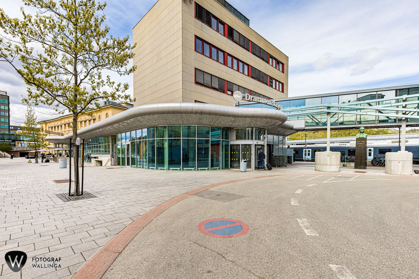 Det er kort vei til togstasjon fra leiligheten, ca. 9 min. Galleribilde