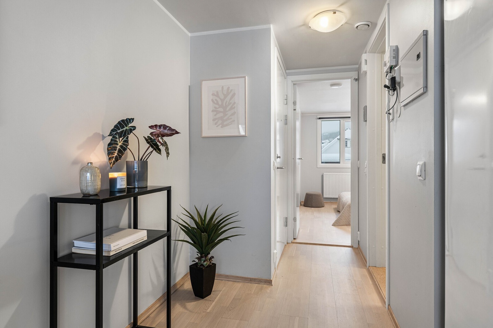 Veggene er malt i en lys gråtone og det er parkett på gulv. Galleribilde